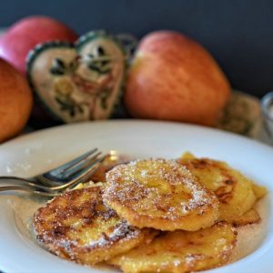 A plate of apple fritters.